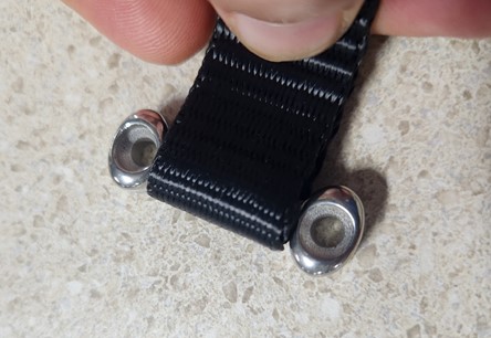 パットアイにベルトを通してから、固定したい場所にパットアイを取り付けます。