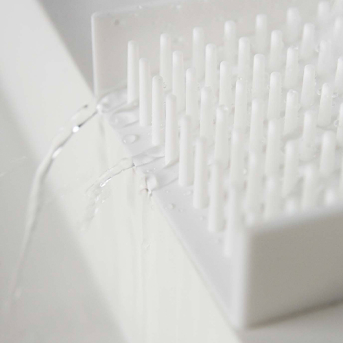 斜めの底で水がたまらず清潔です