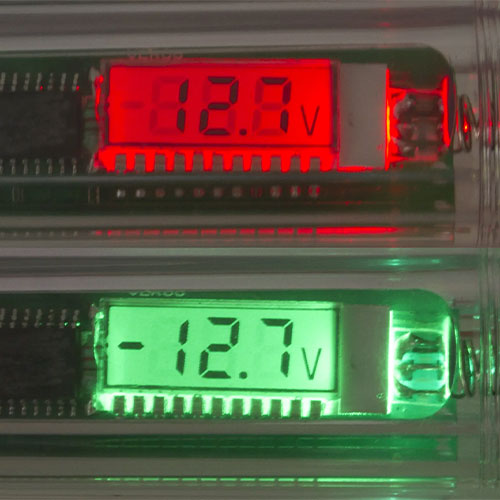 赤色のライトは正極性を示し、緑色は負極性を示します。