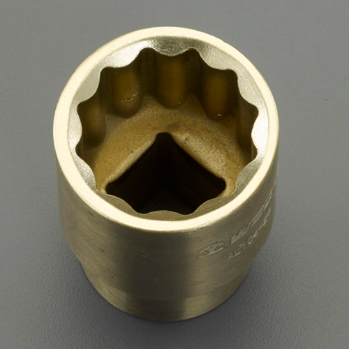 円弧状の接点設計のため、ナットが削れるのを防ぎます。