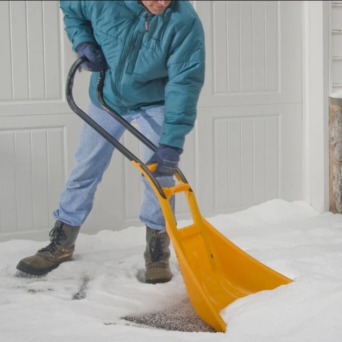 浅く握って腰をかがめずに雪を押し出せます