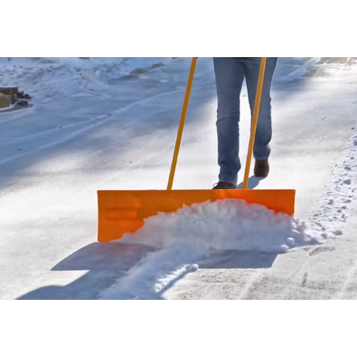 ブレードが斜めになっているので、雪を横に押し出しながら進めます。