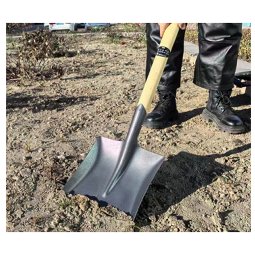 土や雪をすくいやすい角形タイプ