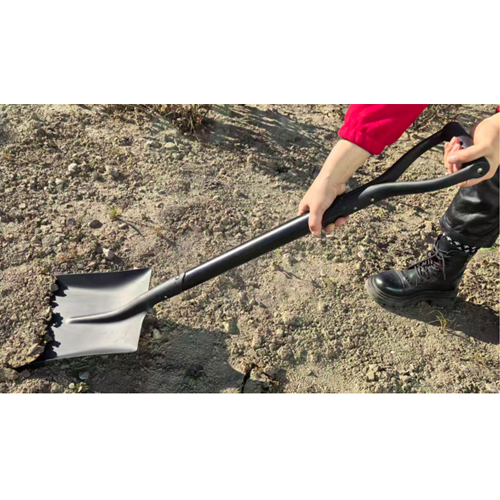 土や雪をすくいやすい角形タイプ