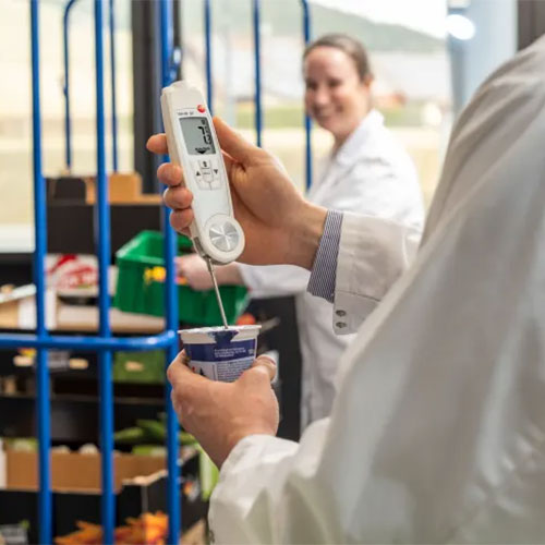 入荷した食材の表面温度・中心温度の確認に