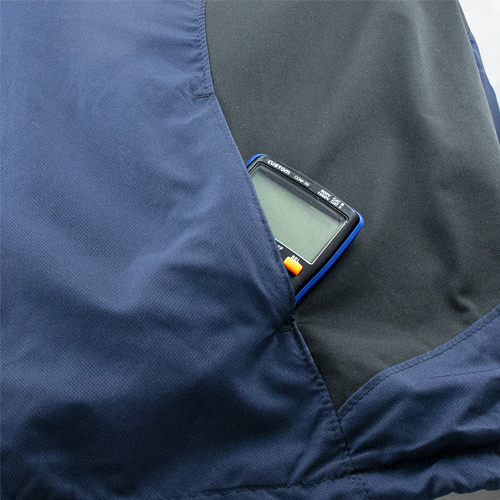 作業着のポケットにも入るハンディサイズ