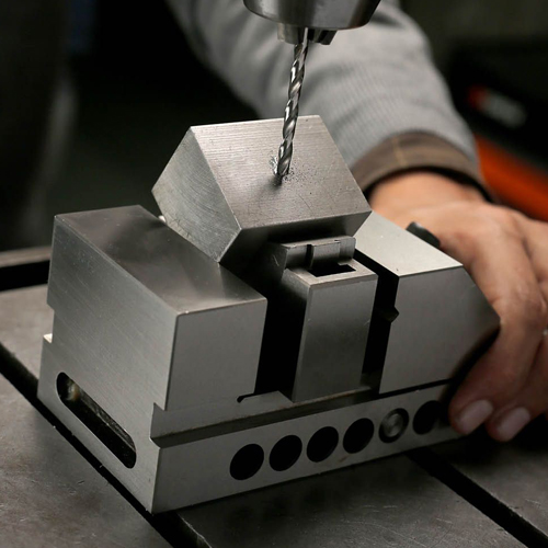 角度が必要な穴あけ、フライス加工、セットアップ作業に