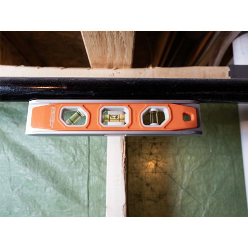 ハンズフリーで作業できる便利なネオジム磁石付き。\n