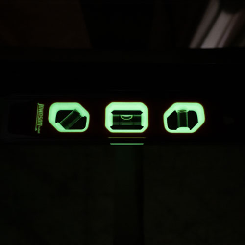 蓄光フレームにより薄暗い現場でも読み取りが可能。