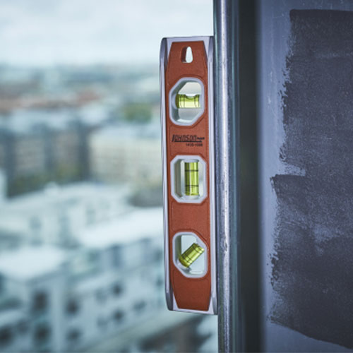 ハンズフリーで作業できる便利なネオジム磁石付き