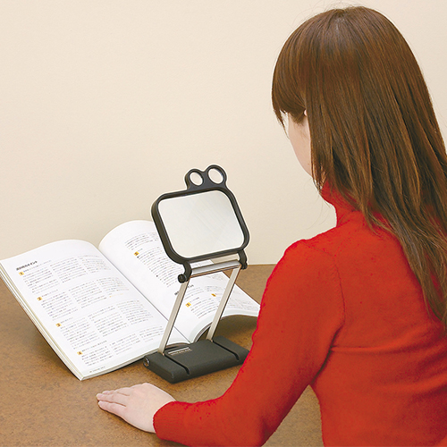 拡大鏡を手前に置いて目を近づければかなり広い視野でご覧になれます。