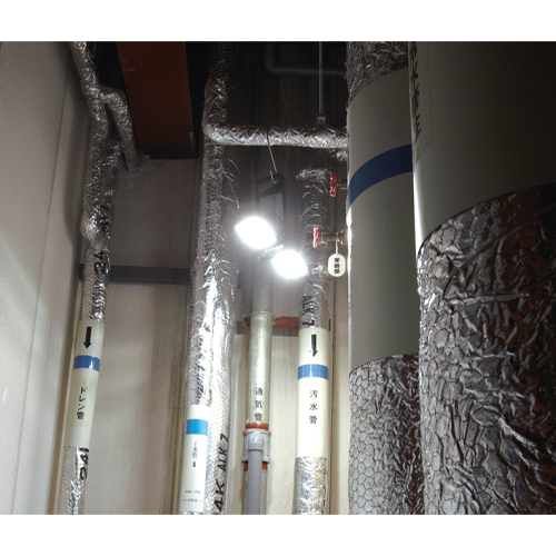 吊る下げ周囲をワイドに照射できます。