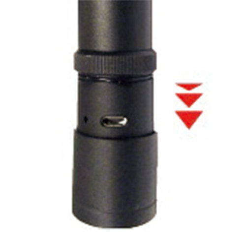 テールキャップをスライドさせると充電用microUSB差込口が現れます。