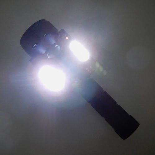 電源が断たれると充電台のLEDが自動点灯\n※ライトが充電台にセットされていなければ点灯しません