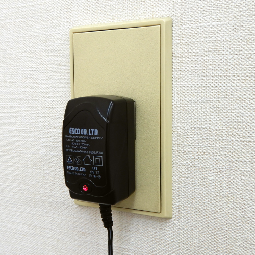 充電中は赤色ランプが点灯します