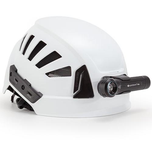 マウント裏側に接着シール付で、ヘッドバンドと併用せずにヘルメットへ取付できます。