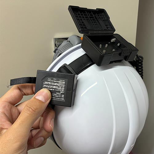 バッテリーを直接充電出来るのでヘッドライトをヘルメットに装着したままで保管可能