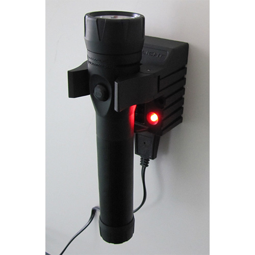 壁掛け用充電ホルダーを用いて充電する事ができます。