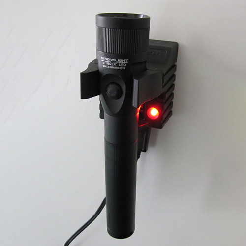 壁掛け用充電ホルダーを用いて充電する事ができます。