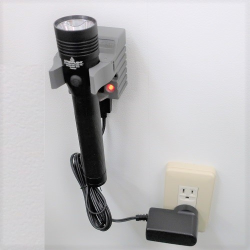 壁掛け用充電ホルダーを用いて充電する事ができます。