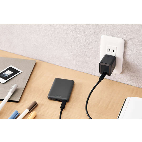 モバイルバッテリー本体は約2時間40分で充電