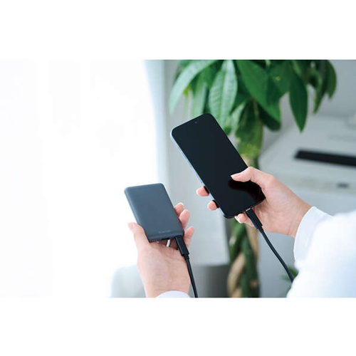 Lightningケーブルを利用してiPhoneも充電可能