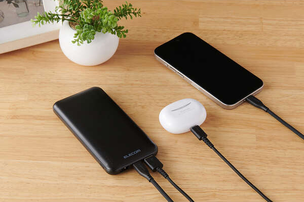 USB-Aポートからは最大12W、USB Type-Cポートからは最大15Wで充電