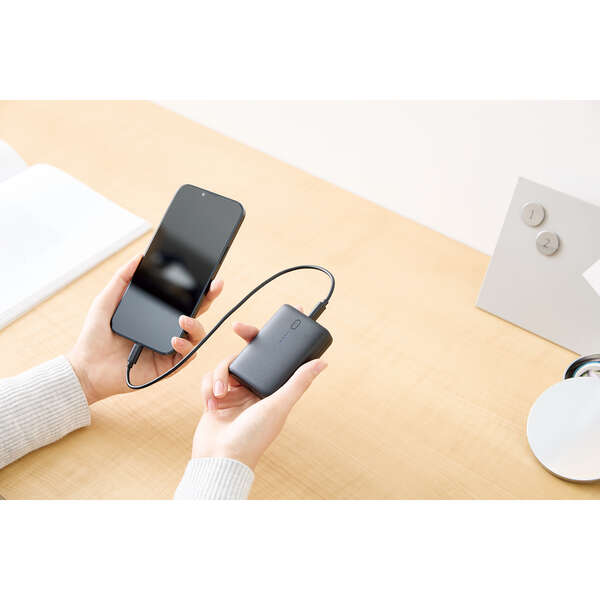 持ち運びに便利な小型USB Type-C - USB Type-Cケーブルを付属