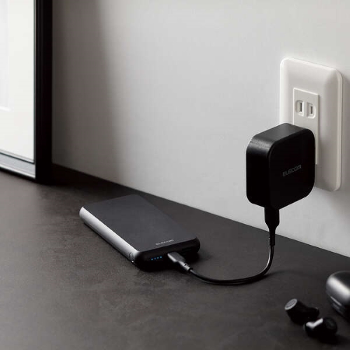 モバイルバッテリーへの充電方法\n※AC充電器別売です。
