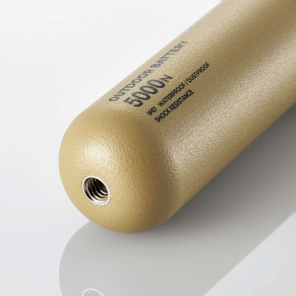 カメラネジ規格の1/4インチねじ穴があいているので、三脚などを取り付け可能