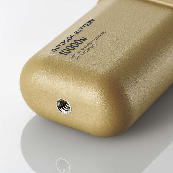 カメラネジ規格の1/4インチねじ穴があいているので、三脚などを取り付け可能