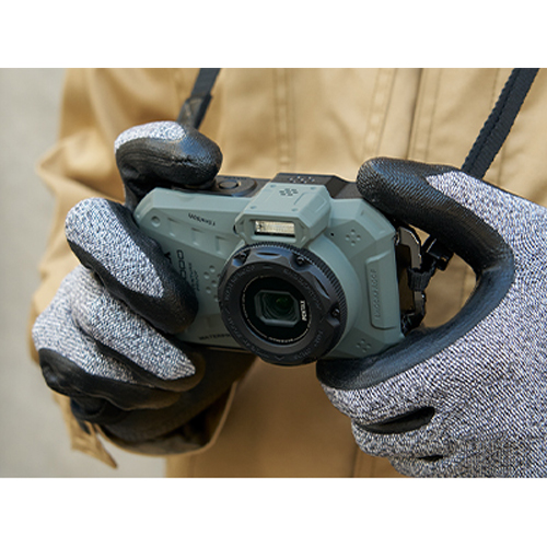 2か所にストラップ取り付け部を設けているので、ネックストラップ（別売）を使用して、2点吊りすることができます。