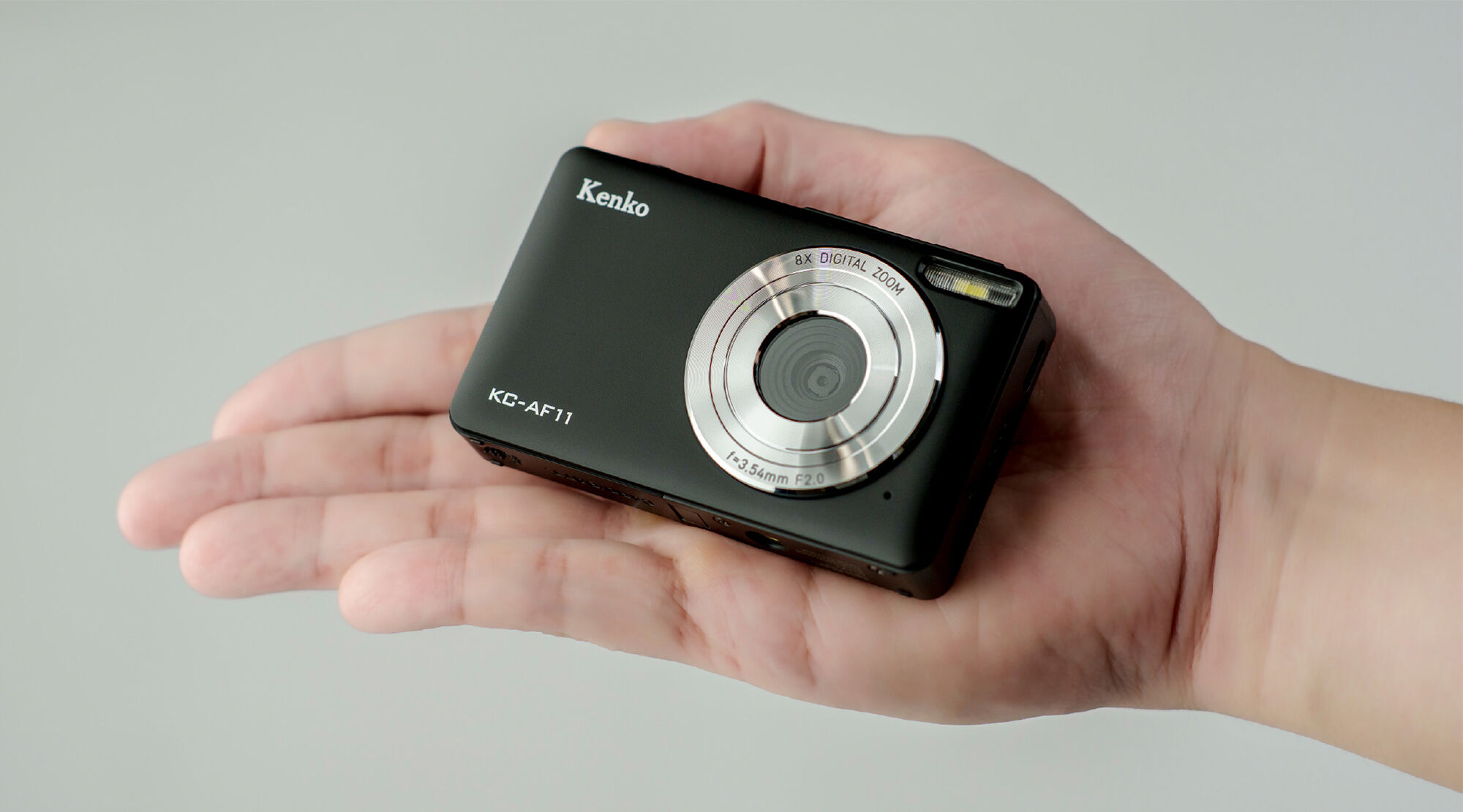 手のひらにすっぽりおさまり、約101g※と軽量です。