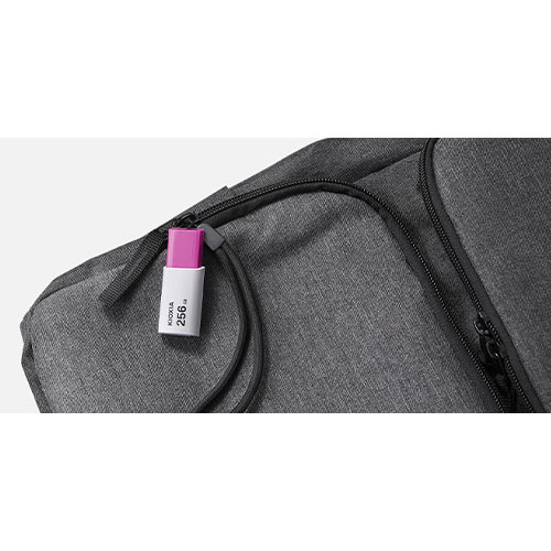 手軽に持ち運びできる便利なストラップホール付き\n※ストラップは付属しておりません\n※本商品はブラックです