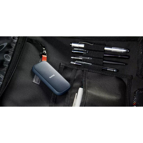 丈夫なゴム製フックでベルトの穴やリュックに固定できるので携帯時も安心。