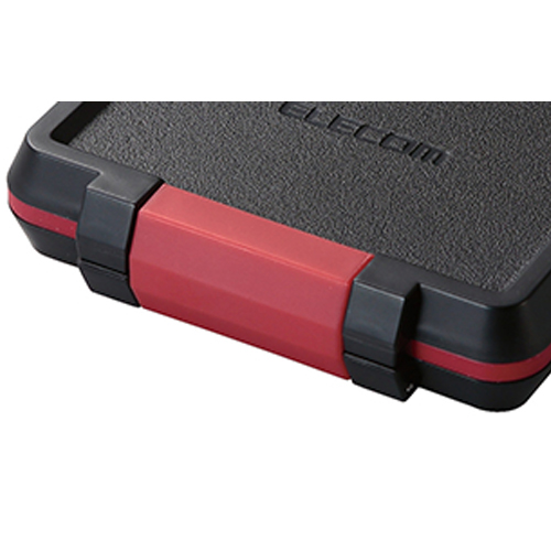 大きめのヒンジでしっかりと閉じる蓋を採用。簡易に開いてしまう危険性を軽減する。