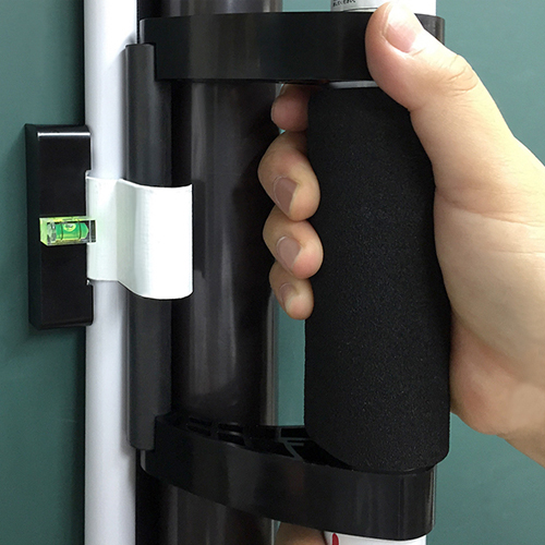 水平器付きで、水平設置が容易。