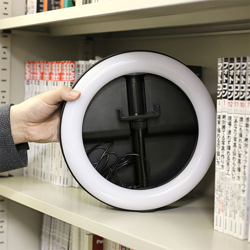 コンパクトに収納できるスタンド一体型