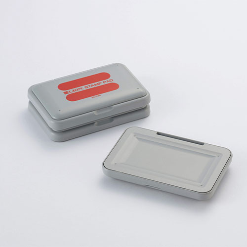 蓋と底の凹凸により、積み重ねてもズレにくいスタッキング機能付