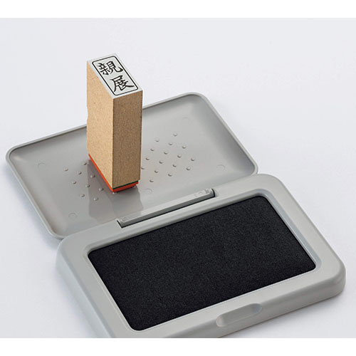 蓋の裏はスタンプ置きになる凸凹加工