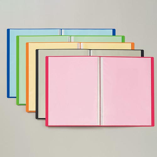 ポケットには表紙の色に合わせたカラー台紙が入っています。\n※本商品は青色です。\n※画像はサイズ違いの商品です。