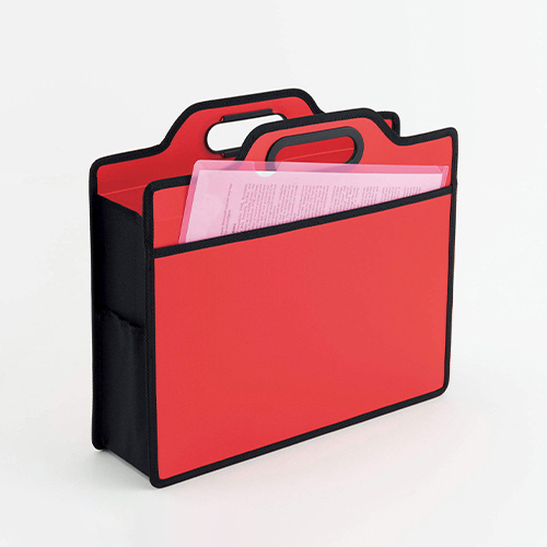 正面にはクリアーホルダーやパンフレットなどを収納できる薄型ポケット付