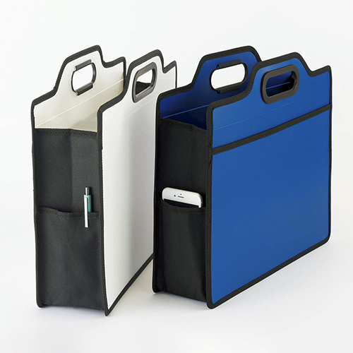 両側面にはペンや携帯電話などの小物収納に便利な布製ポケット付\n※本製品のカラーはレッドです。