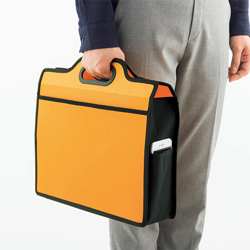 上部には筋押し加工を施し、持ち運びやすい設計です。\n※本製品のカラーはレッドです。