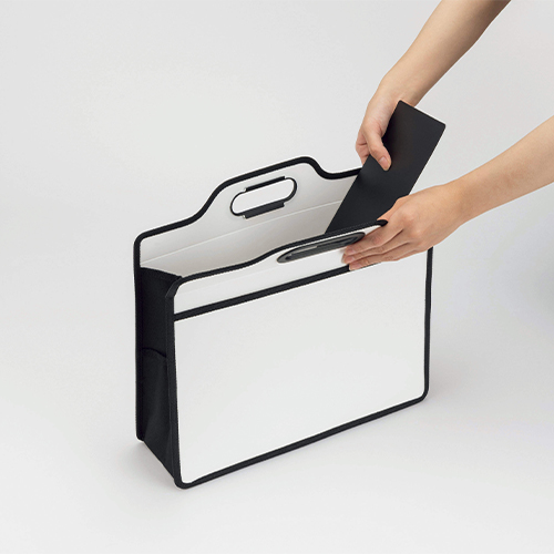 PPシート製の底板をセットすることにより、しっかりと自立します。\n※本製品のカラーはブルーです。