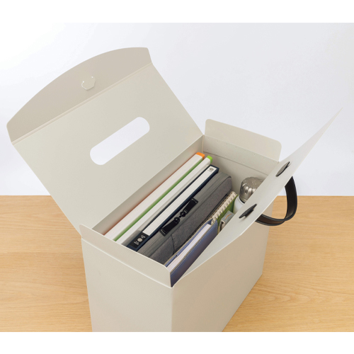 収容物がたくさん入る、通常の背幅よりも幅が広いワイドサイズ。