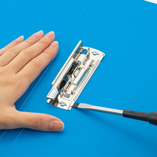 廃棄時にマイナスドライバー等で、とじ具を分別できます。