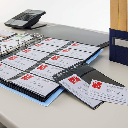 後から、ちょっと追加したい時に便利な最大4枚収容の〈ちょい足しポケット〉が5枚付属しています。