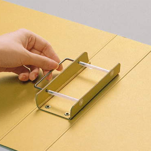 とじ具の側板を左右に開き、押え金具を抜いてください。