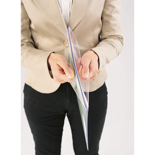 表面：カラー、裏面：ライトグレーの中心材の両面に、透明ポケット加工が施されています。